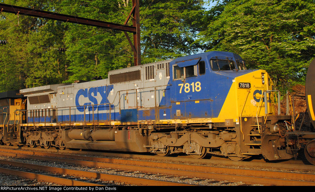 CSX CW40-8 7818 with black number boards on Q438-30